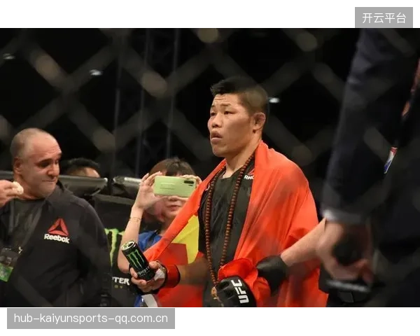 UFC选手强势三连踢：极限瞬间的壮丽演绎